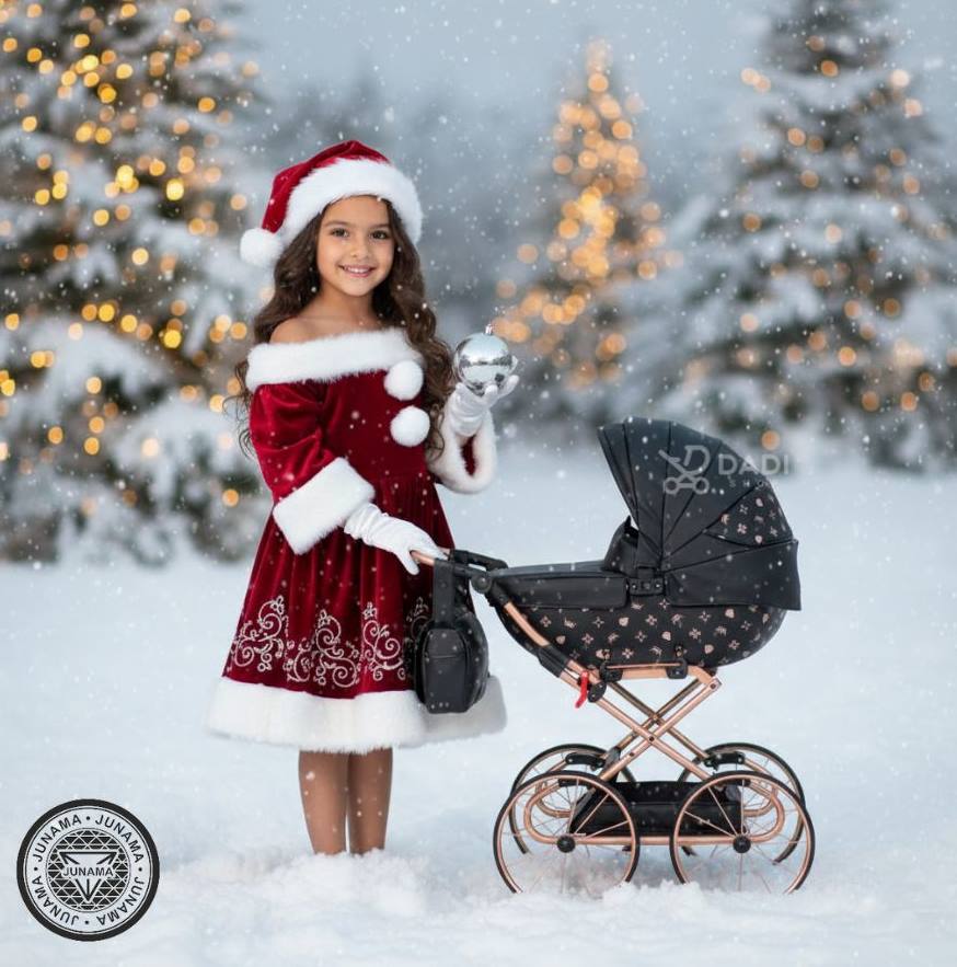 Wózek dla lalek Junama TAKO Sunline Imperial Mini Classic z dziewczynką w świątecznej scenerii – prezent na święta i Mikołajki, Dadi-Shop